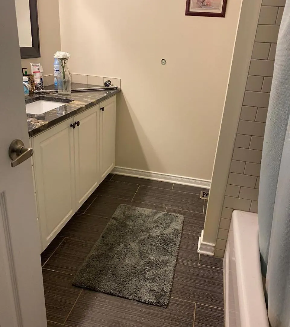 Cute 3 Bedrooms Townhouse In Kanata 오타와 0*,  캐나다